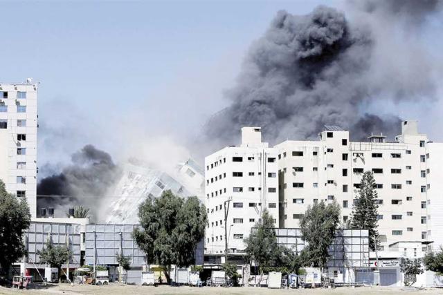 لحظة انهيار مبنى يضم مقر الجزيرة وأسوشيتدبرس فى غزة