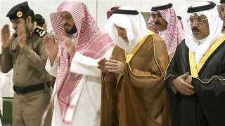 أمير منطقة مكة يؤدي صلاة الميت على الأمير عبد الكريم بن سعود