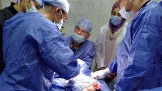 فريق طبي بمستشفي سرس الليان يجري عملية دقيقة لطفل حديث الولادة