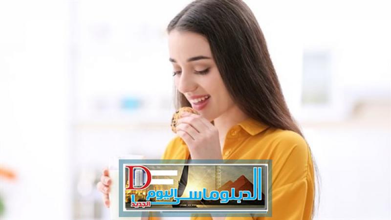 تناول كحك العيد،