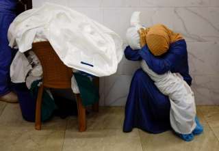 امرأة تحتضن جثماناً صغيراً... أيقونة تلخّص محنة غزة