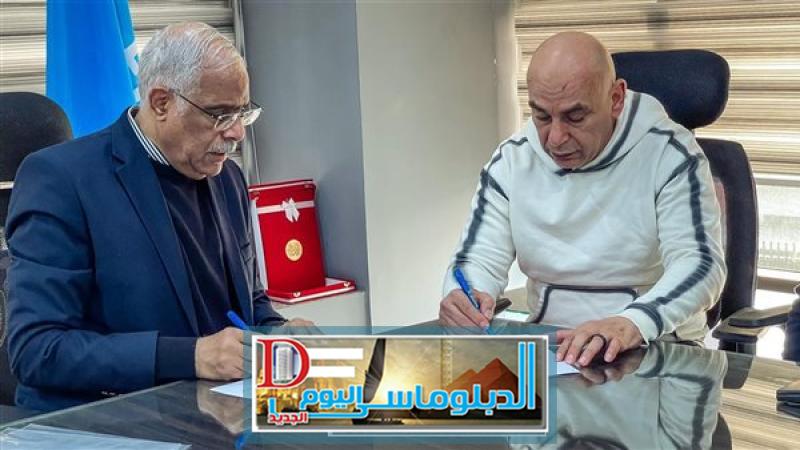حسام حسن خلال توقيع العقد