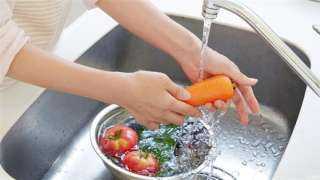 لهذا السبب..غسل الفواكه والخضروات بالماء أفضل من مواد التنظيف المخصصة