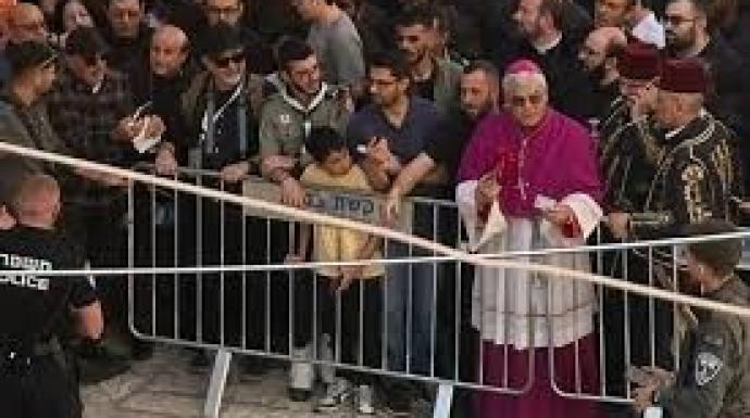 الاحتلال يمنع سفير الفاتيكان من دخول كنيسة القيامة في سبت النور