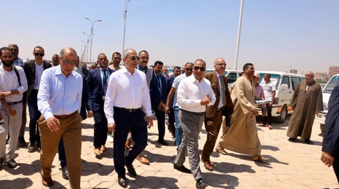 رئيس البنك الزراعي المصري ومحافظ المنيا يوقعان بروتوكول تعاون لتمويل المنتفعين بأراضي أملاك الدولة  ويشهدان تسليم 130 سيارة ميكروباص لتوفير خدمة نقل آمنه لمواطني المحافظة