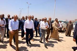 رئيس البنك الزراعي المصري ومحافظ المنيا يوقعان بروتوكول تعاون لتمويل المنتفعين بأراضي أملاك الدولة  ويشهدان تسليم 130 سيارة ميكروباص لتوفير خدمة نقل آمنه لمواطني المحافظة