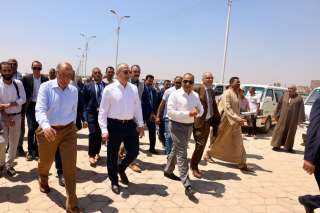 رئيس البنك الزراعي المصري ومحافظ المنيا يوقعان بروتوكول تعاون لتمويل المنتفعين بأراضي أملاك الدولة  ويشهدان تسليم 130 سيارة ميكروباص لتوفير خدمة نقل آمنه لمواطني المحافظة